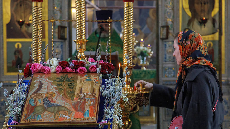 Празднование Вербного Воскресенья (Вход Господень в Иерусалим) во время пандемии коронавируса COVID-19. Верующие в храме во время богослужения.