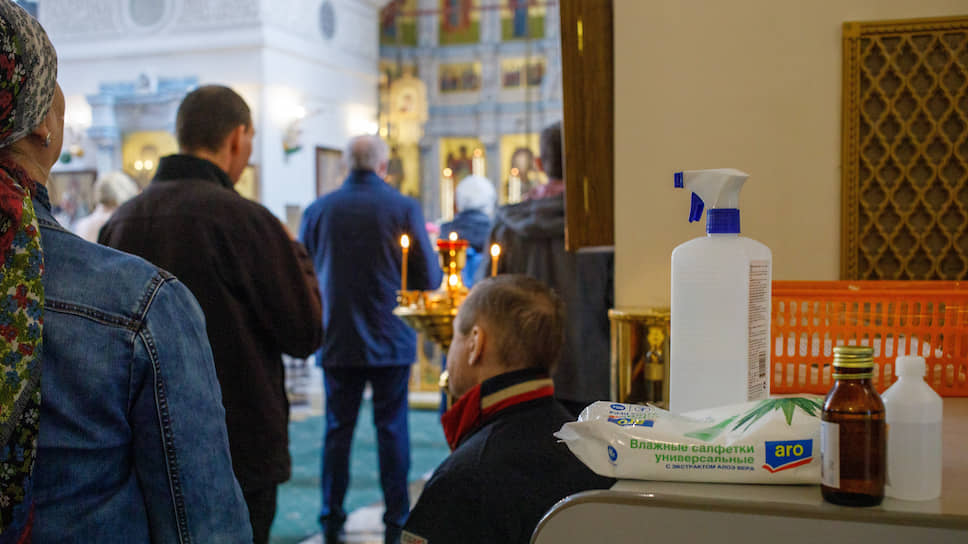 На входе во многих храмах ставили дезинфицирующие средства