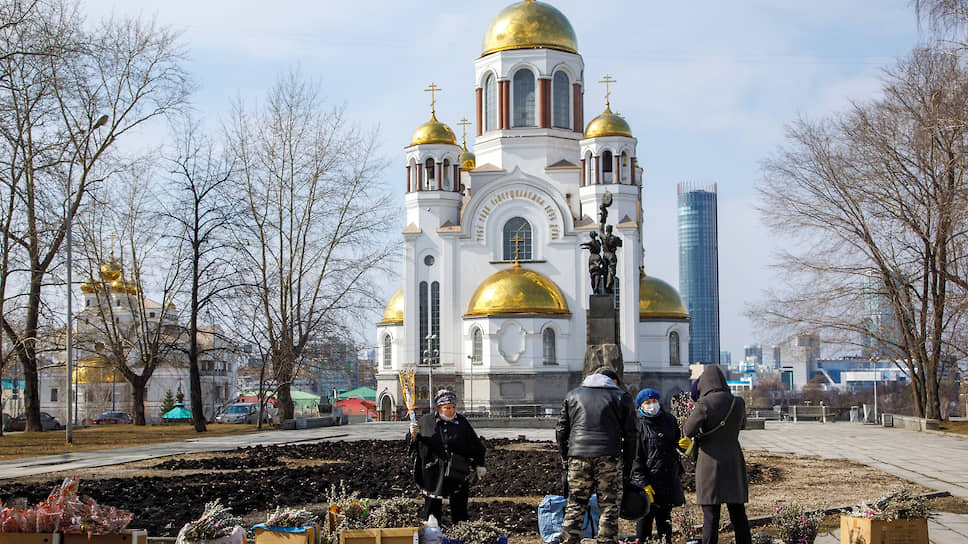 Веточками вербы торгуют возле Храма на Крови