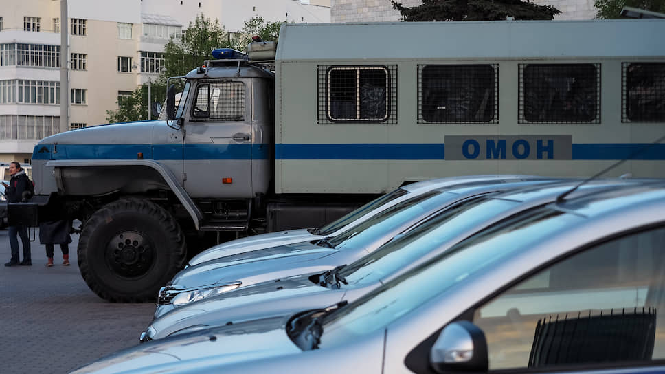 К третьему дню к скверу были стянуты беспрецедентные силы полиции и Росгвардии