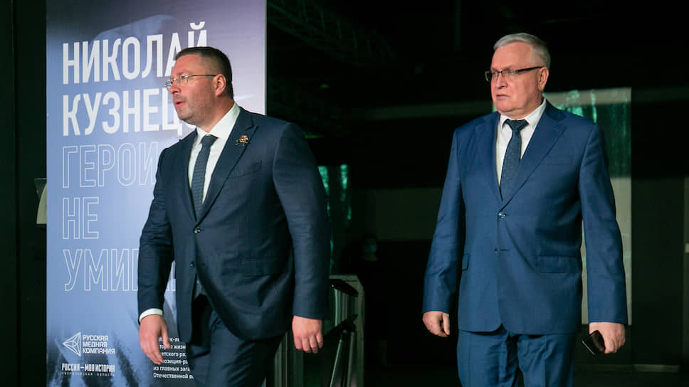 Глава ГУ МВД по Свердловской области Александр Мешков (справа)