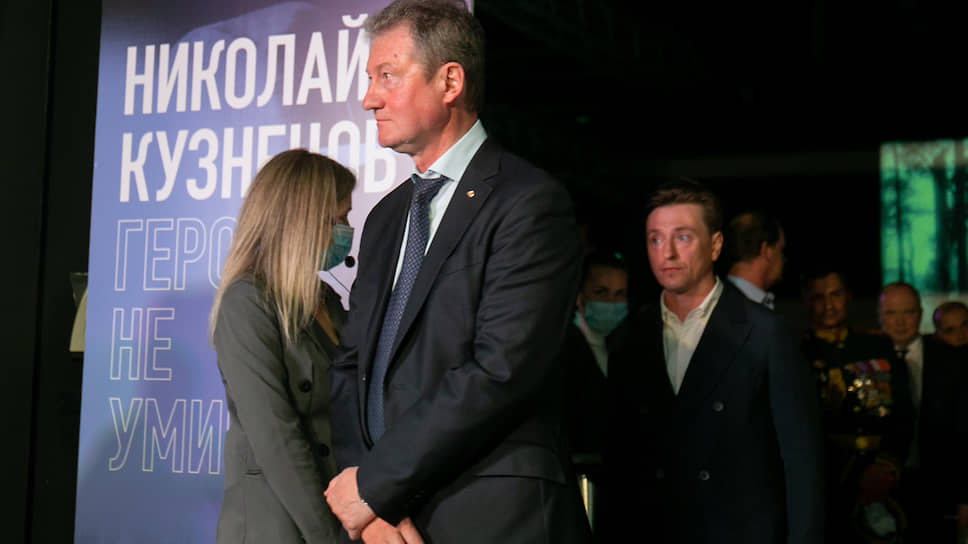 Глава Уральской горно-металлургической компании (УГМК) Андрей Козицын (на переднем плане) и актер Сергей Безруков (на заднем плане)