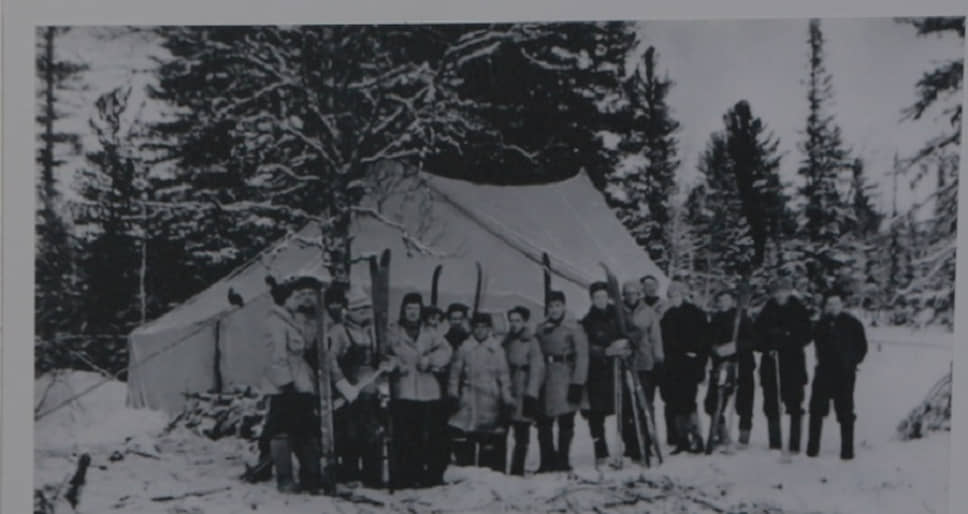 Поиски группы начались в конце февраля. 26 февраля 1959 года было возбуждено уголовное дело по факту обнаружения трупов. На фото сотрудники милиции, военные и студенты УПИ, участники розыскных мероприятий по делу о гибели группы Игоря Дятлова. Февраль 1959 года 