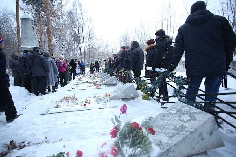 В группу Дятлова входили: студент 5 курса радиофака УПИ Игорь Дятлов, студентка 5 курса радиофака УПИ Зинаида Колмогорова, студент 4 курса радиофака УПИ Юрий Дорошенко, выпускник механического факультета УПИ Рустем Слободин, выпускник стройфака УПИ Георгий (Юрий) Кривонищенко, выпускник стройфака УПИ Николай Тибо-Бриньоль,  студентка 4 курса стройфака УПИ Людмила Дубинина, инструктор Коуровской турбазы Семен Золотарев и  студент 4 курса физтеха УПИ Александр Колеватов.  На фото: мемориал туристической группы Дятлова на Михайловском кладбище. 
