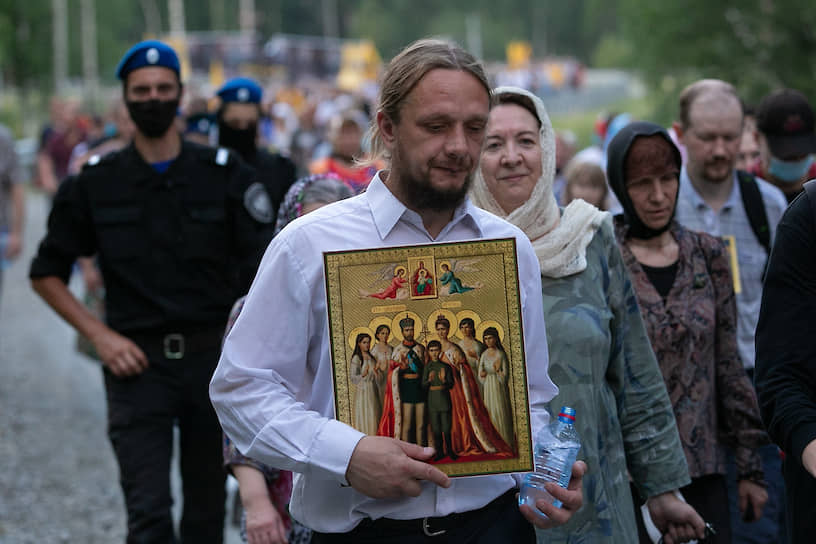 Крестный ход на территории монастырского комплекса "Ганина Яма".