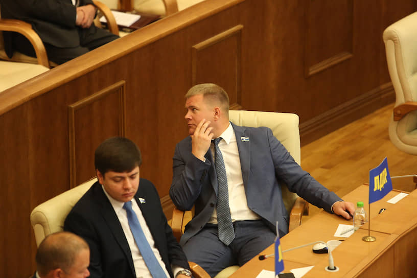 Депутат Законодательного собрания Свердловской области Александр Коркин (справа)