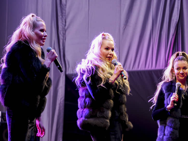 Сцена на Плотинке. Группа Queens