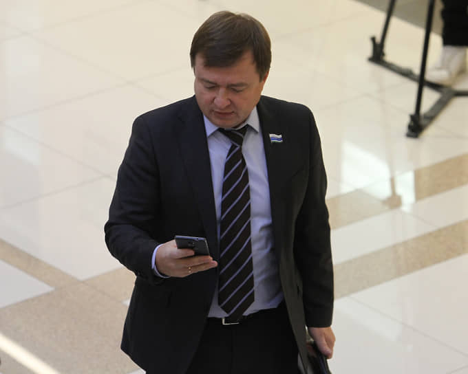 Депутат Госдумы от Свердловской области Максим Иванов сообщил 13 октября о положительном тесте на COVID-19. «Переношу болезнь пока в легкой форме. Из симптомов только потеря обоняния. Работаю на удаленке»,— написал он в соцсетях.