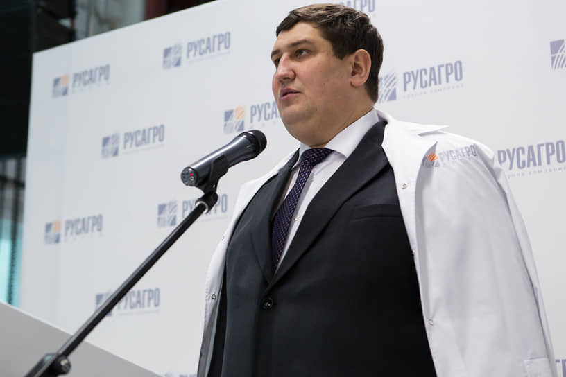 У многих заболевание протекает в тяжелой форме и справиться с ним не удается. В июле от коронавируса скончался министр сельского хозяйства Свердловской области Дмитрий Дегтярев. Ему было 43 года.