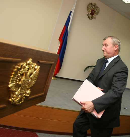 Первым уральским полпредом был назначен Петр Латышев. Он занимал эту должность с 18 мая 2000 года по 2 декабря 2008 года. Умер во время командировки в Москву.   