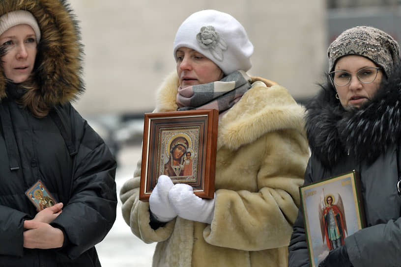 Защита Николая Романова ранее неоднократно связывала уголовные дела с внутрицерковным конфликтом, который произошел на фоне пандемии. Сергий критиковал федеральные власти и руководство РПЦ за закрытие храмов во время режима самоизоляции. В ответ его штрафовали за фейки о коронавирусе, правоохранительные органы проводили в монастыре множество проверок.  
