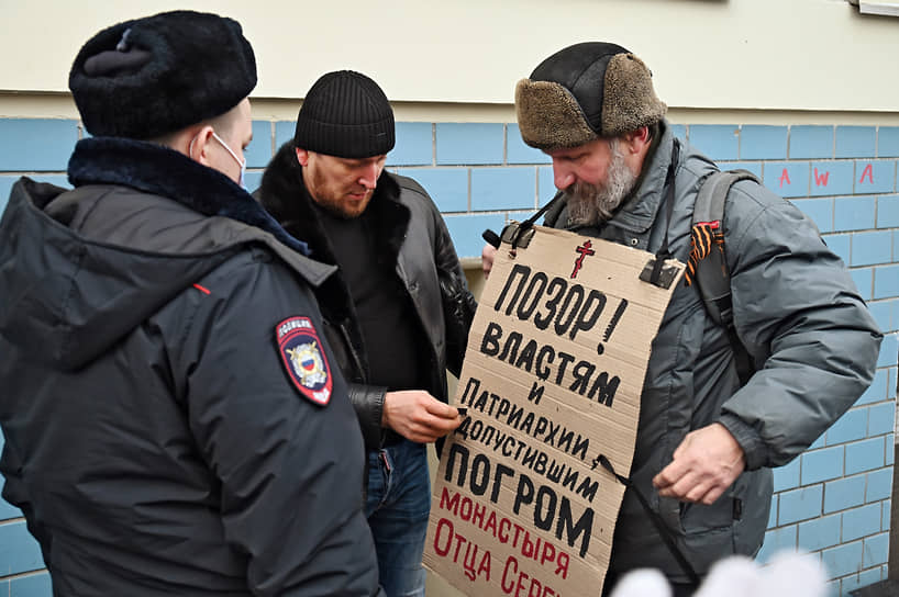 Его обвиняют в склонении к совершению несовершеннолетних к самоубийству, поскольку в своей проповеди он спрашивал прихожан, готовы ли они умереть за Россию.  