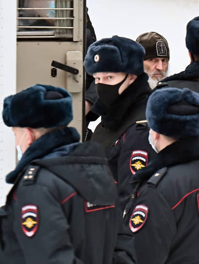 Николай Романов (в центре) был задержан ночью 29 декабря после штурма Среднеуральского женского монастыря. Дело расследуется вторым отделом по расследованию особо важных дела СКР России. 