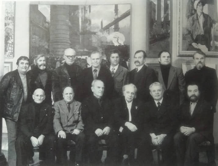 С 1970 года в стране стали появляться творческие бригады художников для работы на крупнейших заводах и стройках страны. Первую бригаду, которая работала на «Уралмаше» возглавил Давид Ионин. Перед художниками стояла цель: увидеть «свой» «Уралмаш», запечатлеть его облик и показать красоту и величие его работников. Члены творческой группы, работающие на Уралмаше. 1981 год