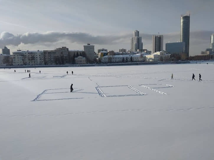 Несанкционированное шествие в поддержку Алексея Навального в Екатеринбурге. На снегу вытоптано слово вор