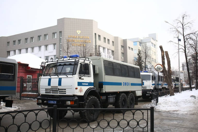 Несанкционированный митинг в поддержку Алексея Навального в Екатеринбурге. Грузовики ОМОН