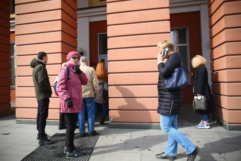 Клиенты банка "Нейва" у входа в здание.