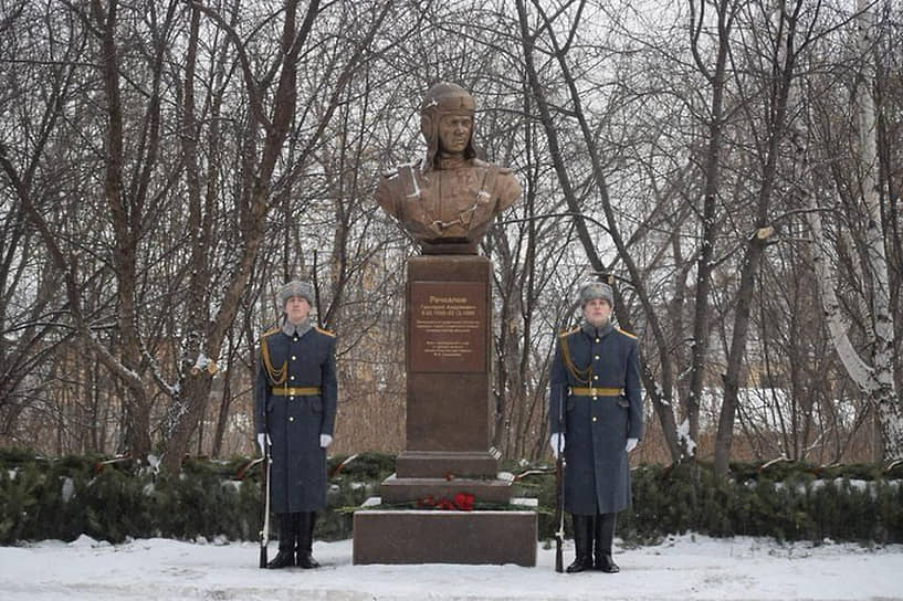 Бюст дважды герою Советского Союза Григорию Речкалову в поселке Бобровский Сысертского городского округа