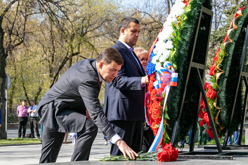 В Екатеринбурге утром 8 мая прошла церемония возложения цветов к памятнику маршалу Советского Союза Георгию Жукову. В ней принял участие губернатор Свердловской области Евгений Куйвашев