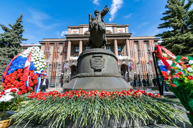 В Екатеринбурге утром 8 мая прошла церемония возложения цветов к памятнику маршалу Советского Союза Георгию Жукову
