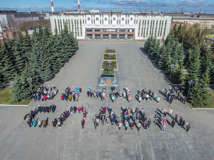 Сотрудники УВЗ выстроились в предложение «9 мая. Весна. Победа. Вечная слава победителям. Помним»