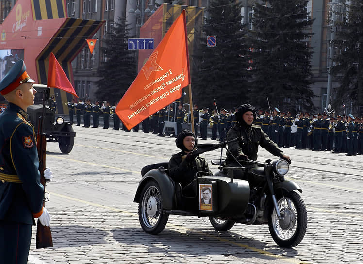 Военный парад на площади 1905 года 