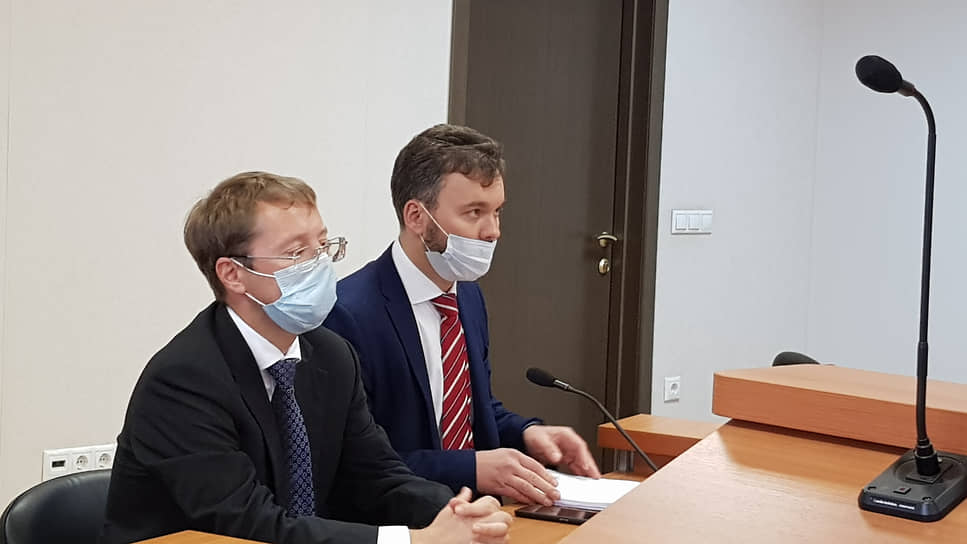 Депутат Госдумы Лев Ковпак (слева) на заседании Арбитражного суда Свердловской области 
