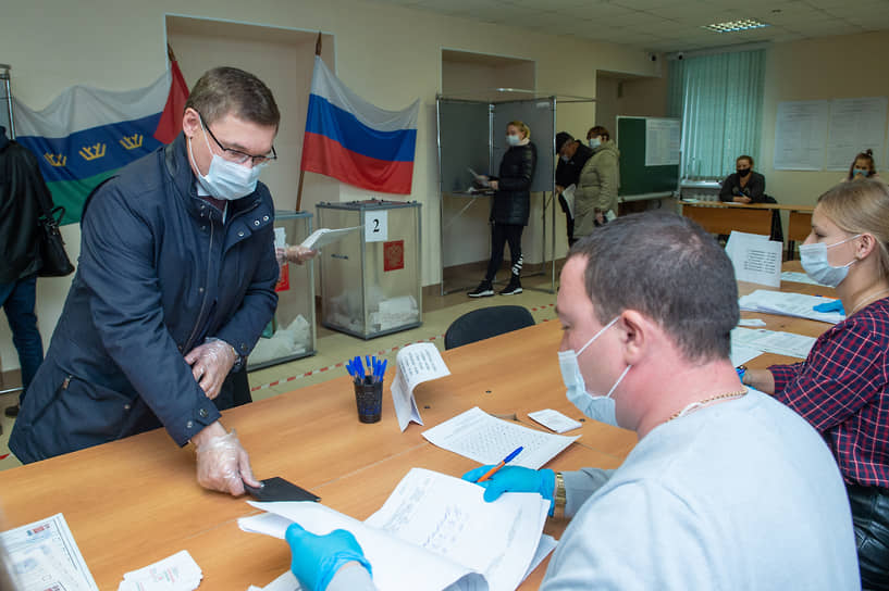 Полномочный представитель президента в УрФО Владимир Якушев проголосовал на выборах в Госдуму в Тюмени