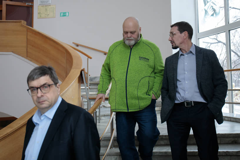 Слева направо: журналист Евгений Потапов, кинорежиссер Алексей Федорченко, заместитель главы Екатеринбурга Сергей Плахотин во время визита в Музей истории и археологии Урала.