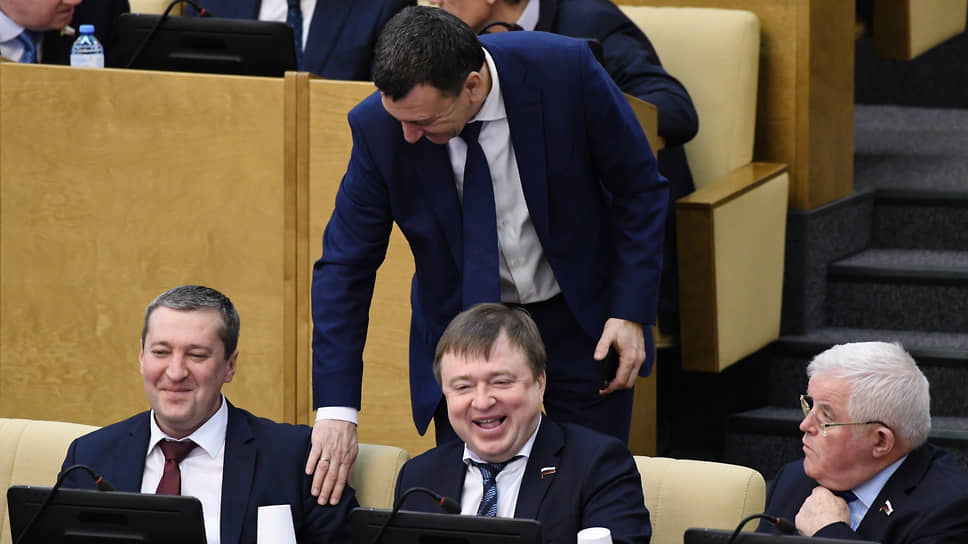 Депутат Госдумы Максим Иванов (сидит в центре) тоже попал в санкционный список Великобритании  
