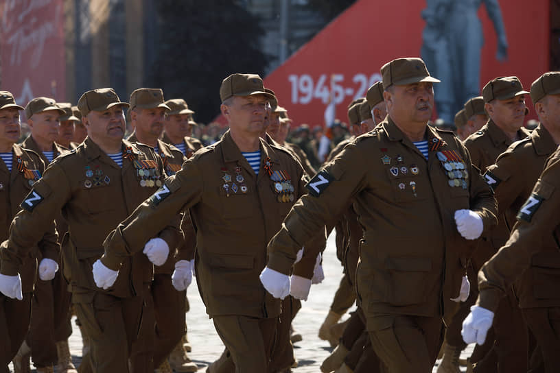 Военный парад на площади 1905г, посвященный 77-ой годовщине Победы в Великой Отечественной войне в Екатеринбурге 