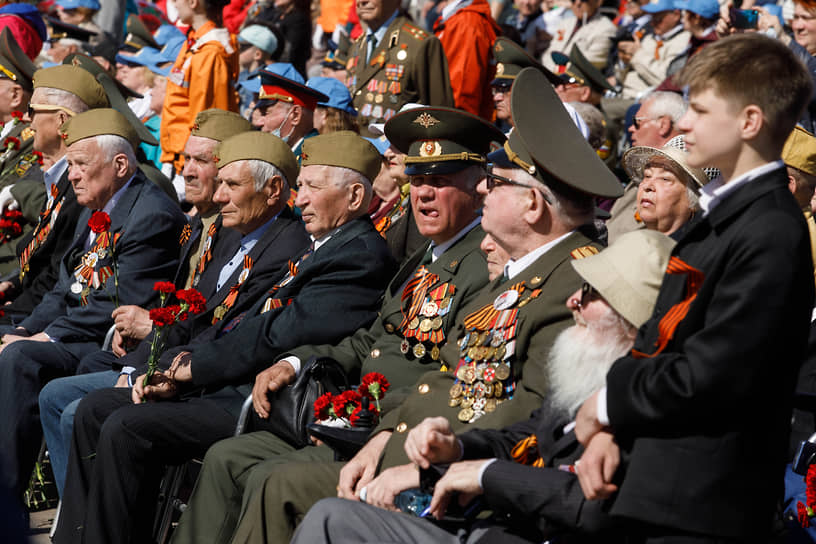 Военный парад на площади 1905г, посвященный 77-ой годовщине Победы в Великой Отечественной войне в Екатеринбурге 
