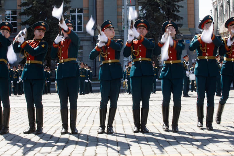 Военный парад на площади 1905г, посвященный 77-ой годовщине Победы в Великой Отечественной войне в Екатеринбурге 