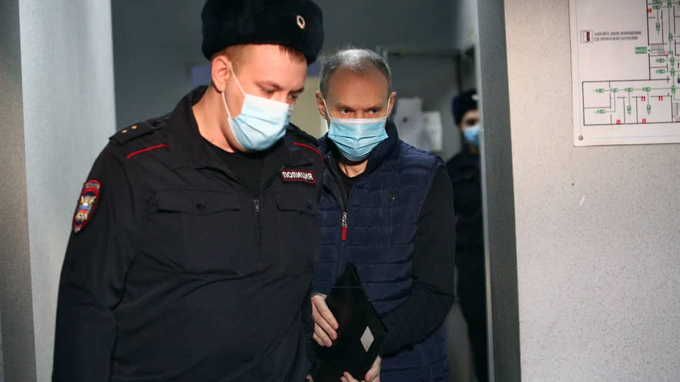 Бывший начальник городского УМВД Екатеринбурга Игорь Трифонов (справа)