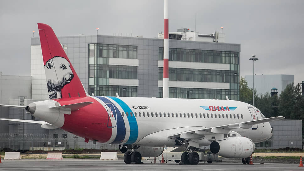 Самолет "Сухой суперджет 100" (SSJ-100) авиакомпании "Ямал" в аэропорту Кольцово 
