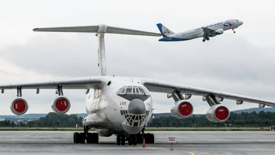 Самолеты Airbus авиакомпании "Уральские авиалинии" и Ил-76 в аэропорту Кольцово. 