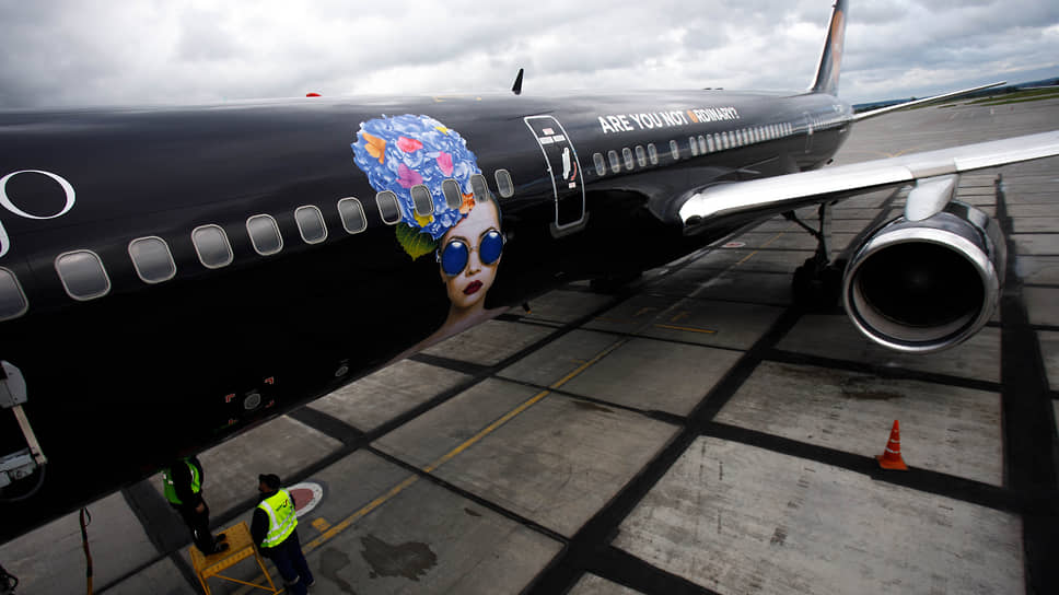 Самолет авиакомпании AZUR air Black Jet (Boeing 757-200) 