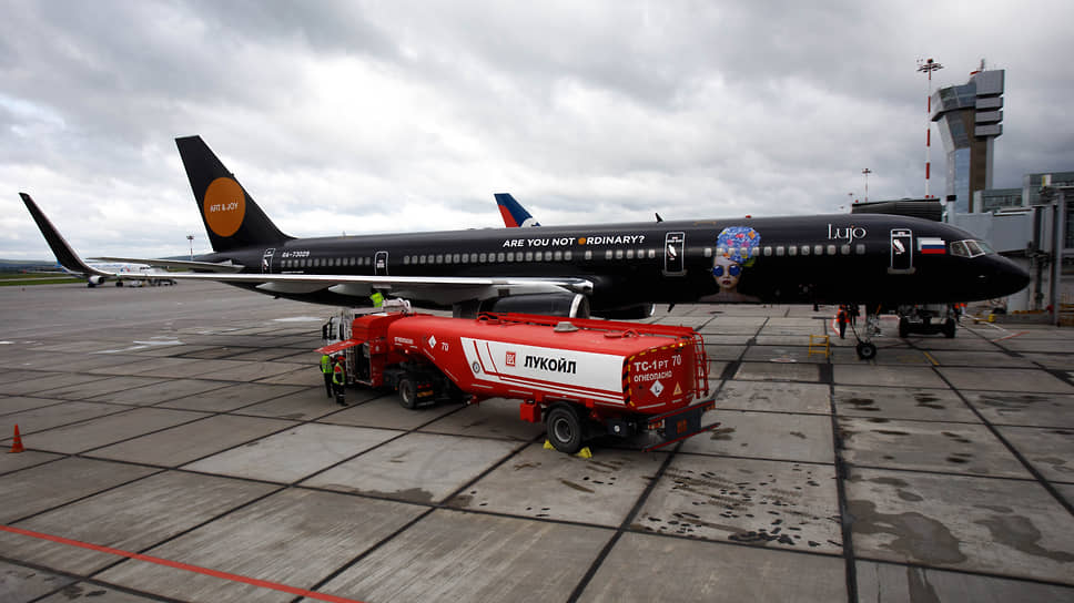 Бизнес-джет Lujo Black Jet (самолет Boeing 757-200) авиакомпании Azur Air в аэрпорту Кольцово  
