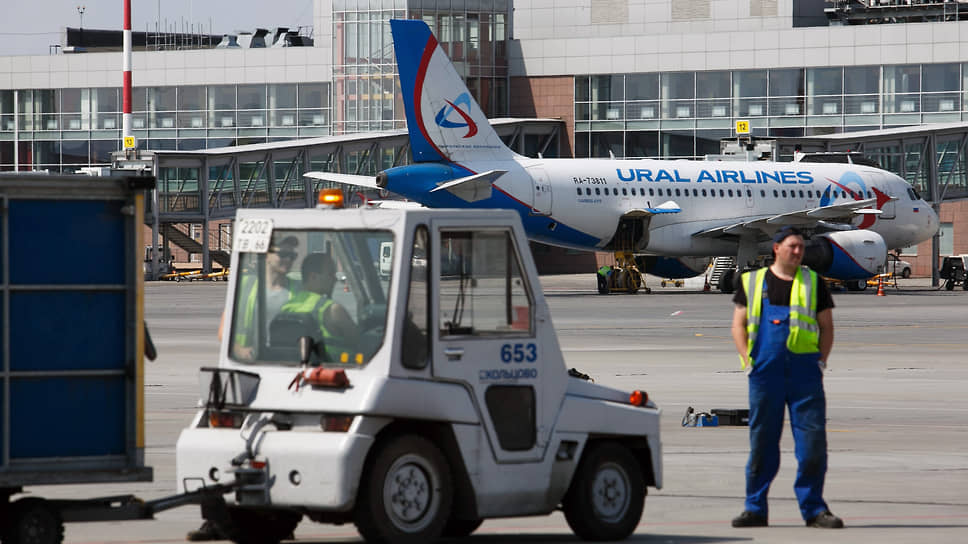 Самолет компании UralAirlines на летном поле международного аэропорта Кольцово 