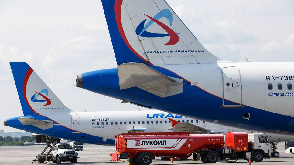 Заправка самолёта компании Ural Airlines в международном аэропорту Кольцово 