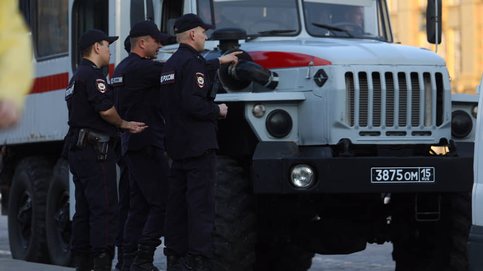 Полицейские во время акции в поддержку бывшего мэра Екатеринбурга Евгения Ройзмана в центре города 