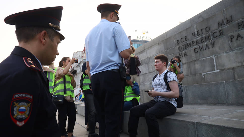 Акция в поддержку Евгения Ройзмана в центре Екатеринбурга  