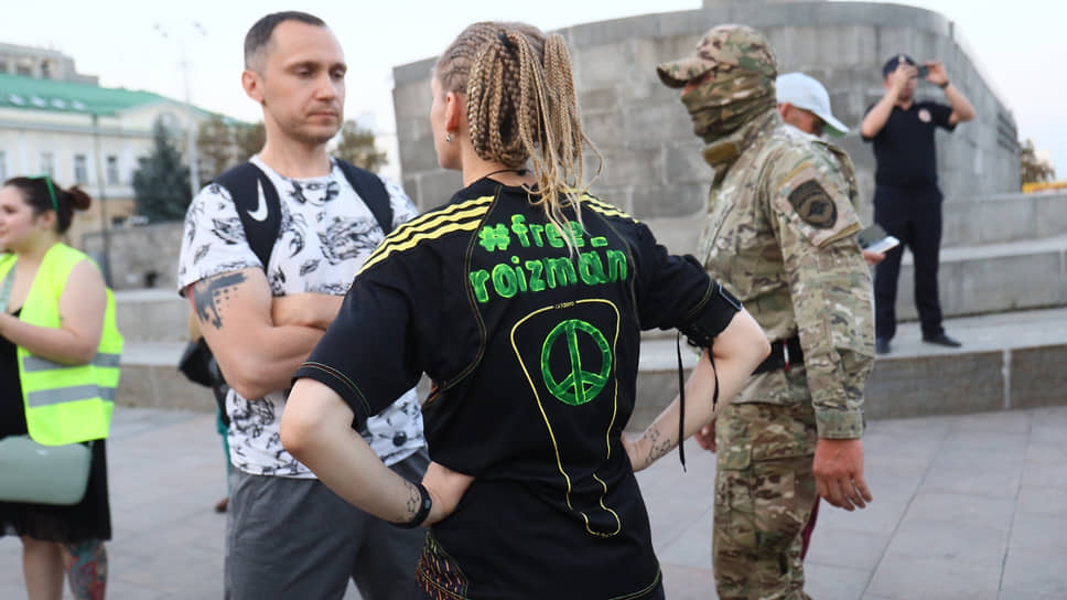 Вечером в центре Екатеринбурга состоялась акция в поддержку Евгения Ройзмана. Женщина с надписью «#Free_Roizman» у памятника Ленину в Екатеринбурге 