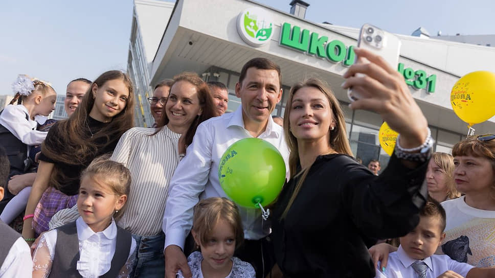 Евгений Куйвашев со школьниками в школе №31 на Широкой речке