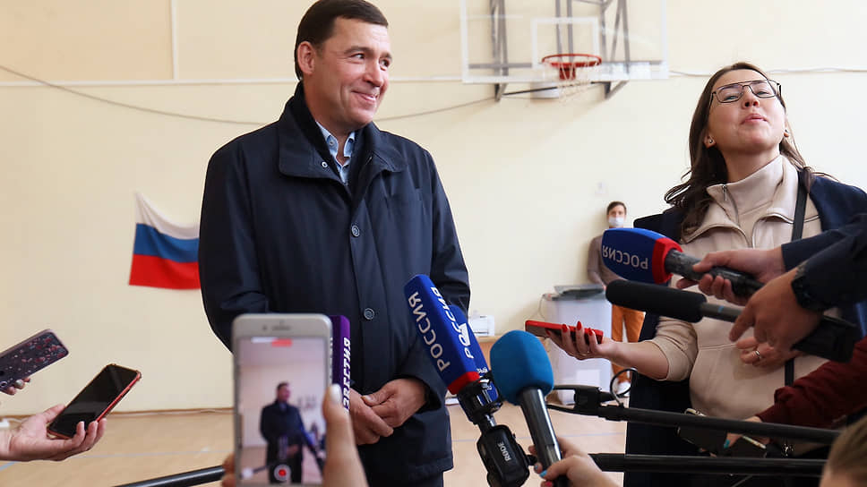 Единый день голосования. Голосование на избирательном участке на выборах губернатора Свердловской области. Губернатор Свердловской области Евгений Куйвашев (справа) во время голосования 