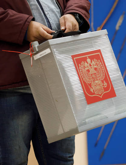 Голосование на одном из избирательных участков в Екатеринбурге. Член участковой избирательной комиссии с урной для выездного голосования 