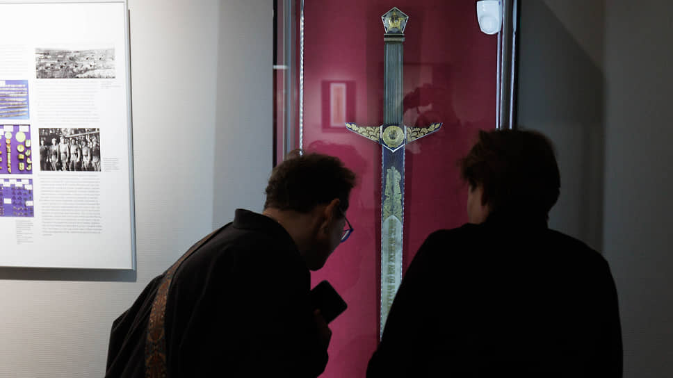 Пресс-показ выставки «Три века белой стали. Златоустовское украшенное оружие XIX–XXI веков из музейных и частных собраний»