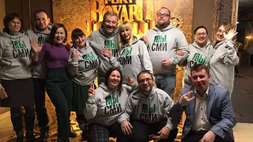 Редактор сайта «Коммерсантъ-Урал» Татьяна Дрогаева (четвертая слева) на новогоднем мероприятии Сбербанка для работников СМИ Екатеринбурга