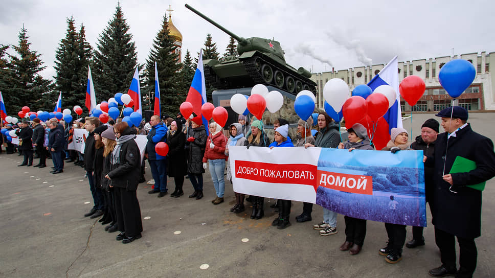 Одним из первых предприятий, попавшим под экономические санкции, стал Уралвагонзавод, выпускающий военную продукцию. На фото митинг работников и ветеранов УВЗ на площади перед Центральной проходной в Нижнем Тагиле в поддержку итогов референдумов в ЛНР, ДНР, Запорожской и Херсонской областях 