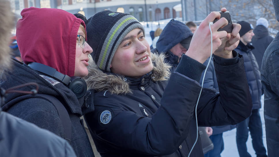 За сносном самого высокого недостроя наблюдало большое количество людей